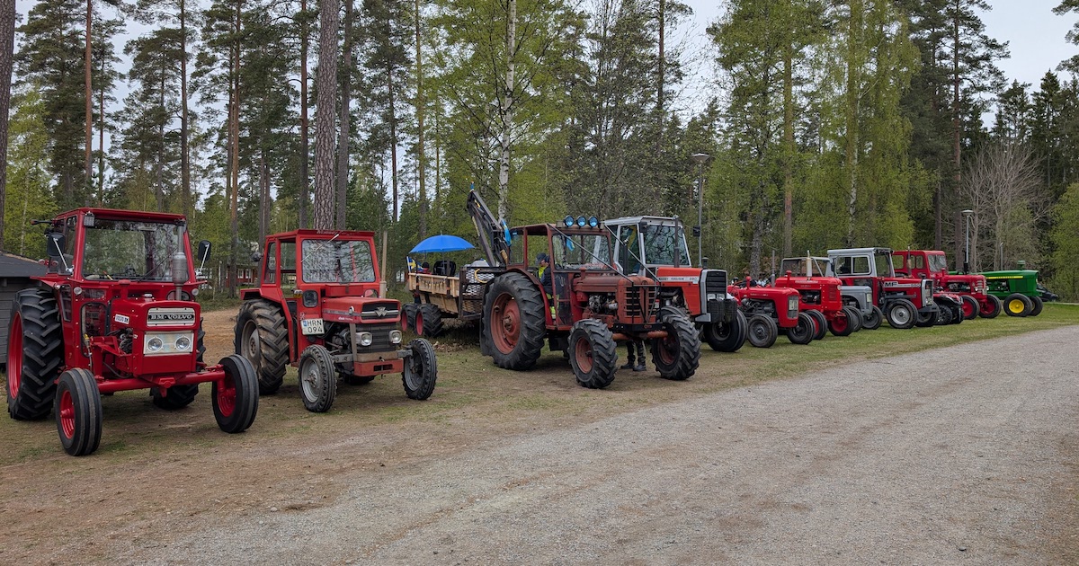 Veterantraktorer på rad