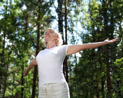 Kvinna som utför qigong