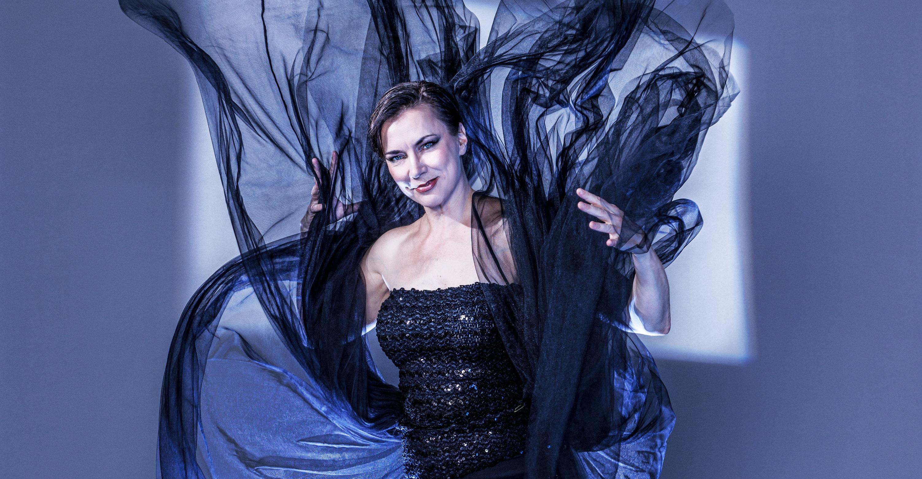 Bild på Minna Weurlander med sitt dragspel.