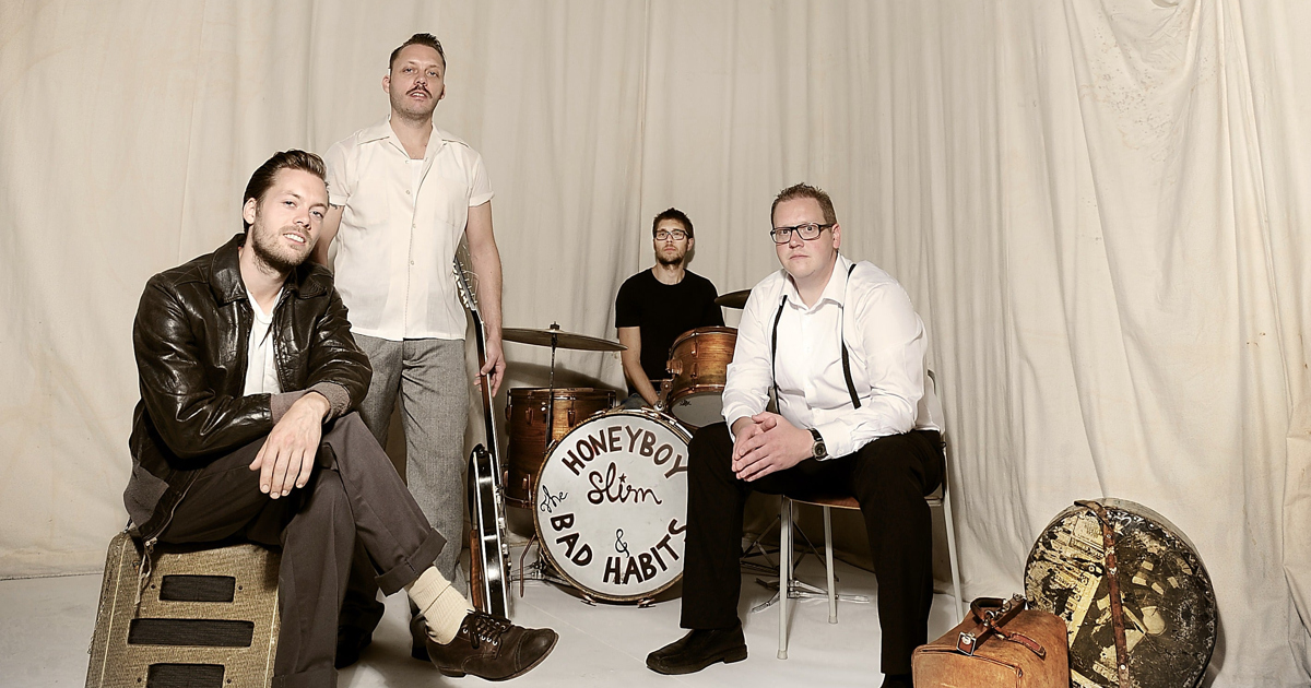 En grupp män som sitter bredvid varandra.