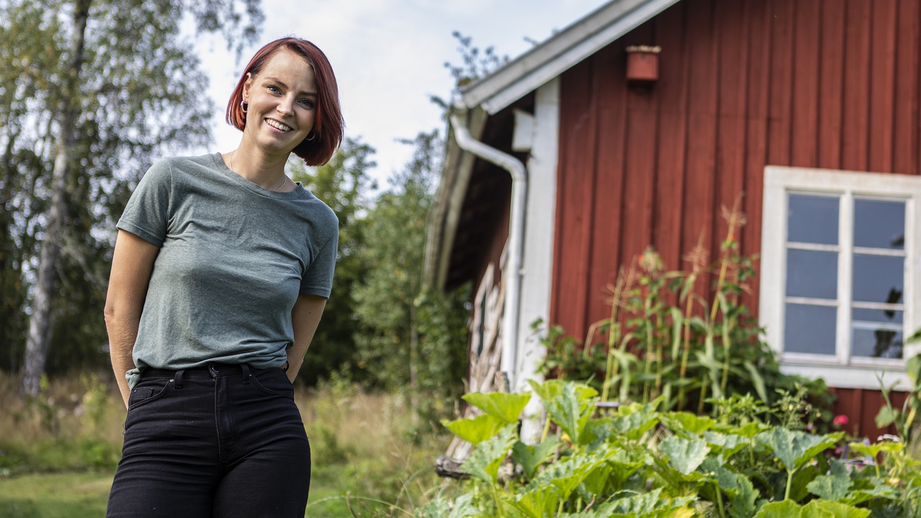 Tiffany Håkansson står bredvid sitt trädgårdsland.