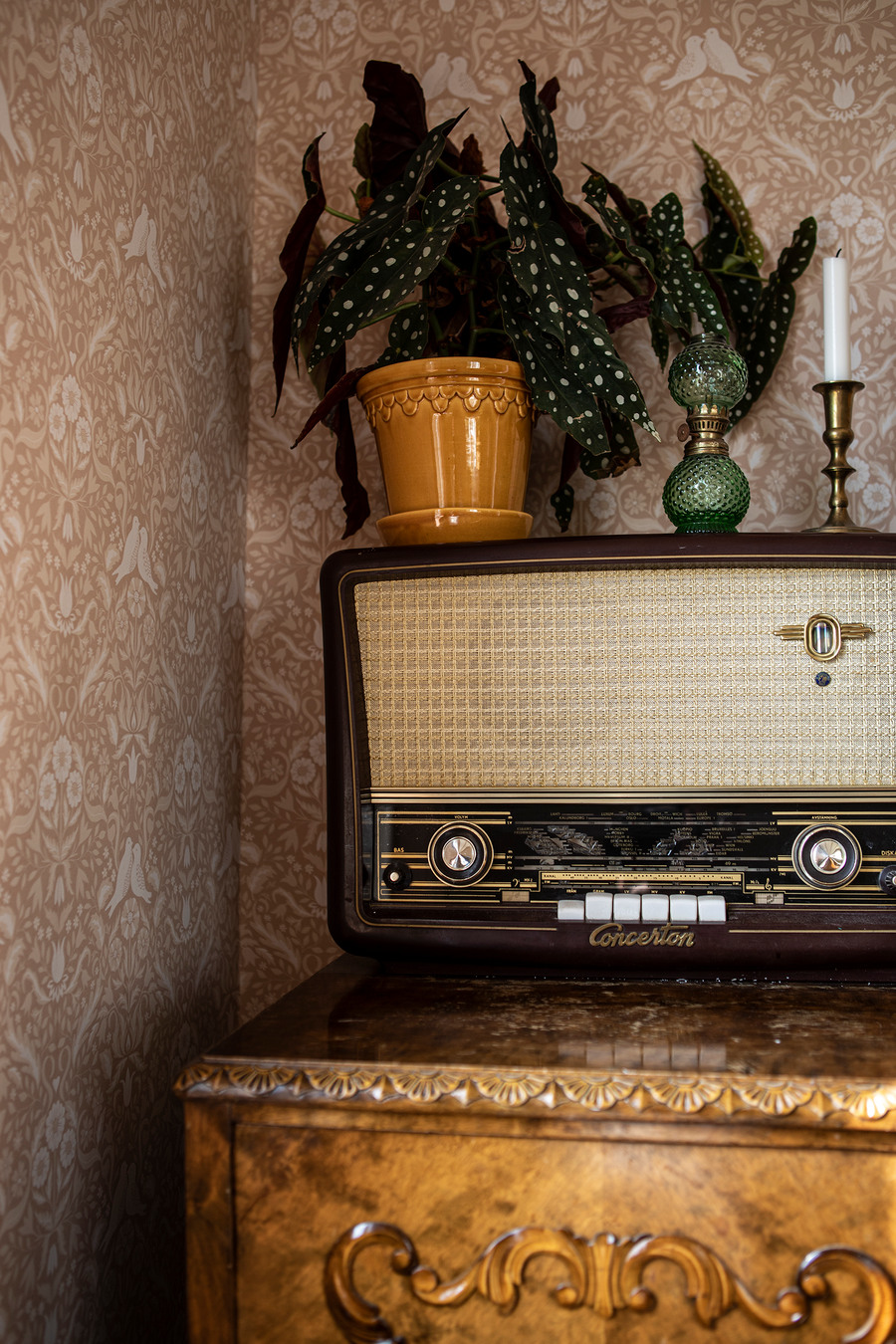 En gammal radio står på en byrå.