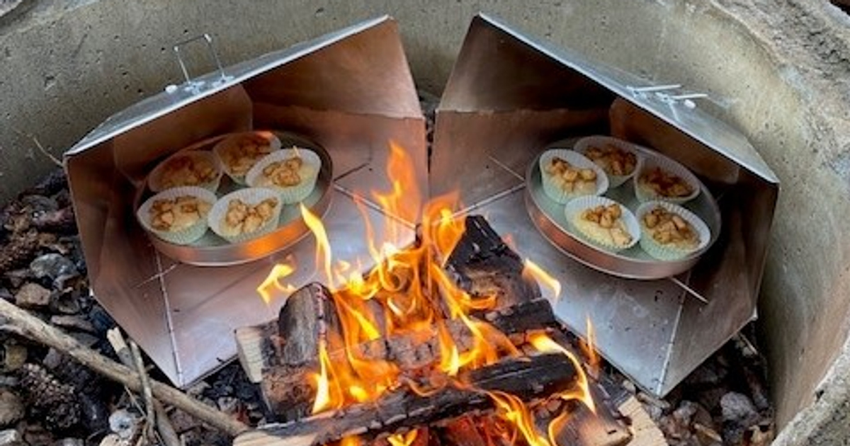 Häng med oss ut använder en reflektorugn för att göra god mat i skogen.
