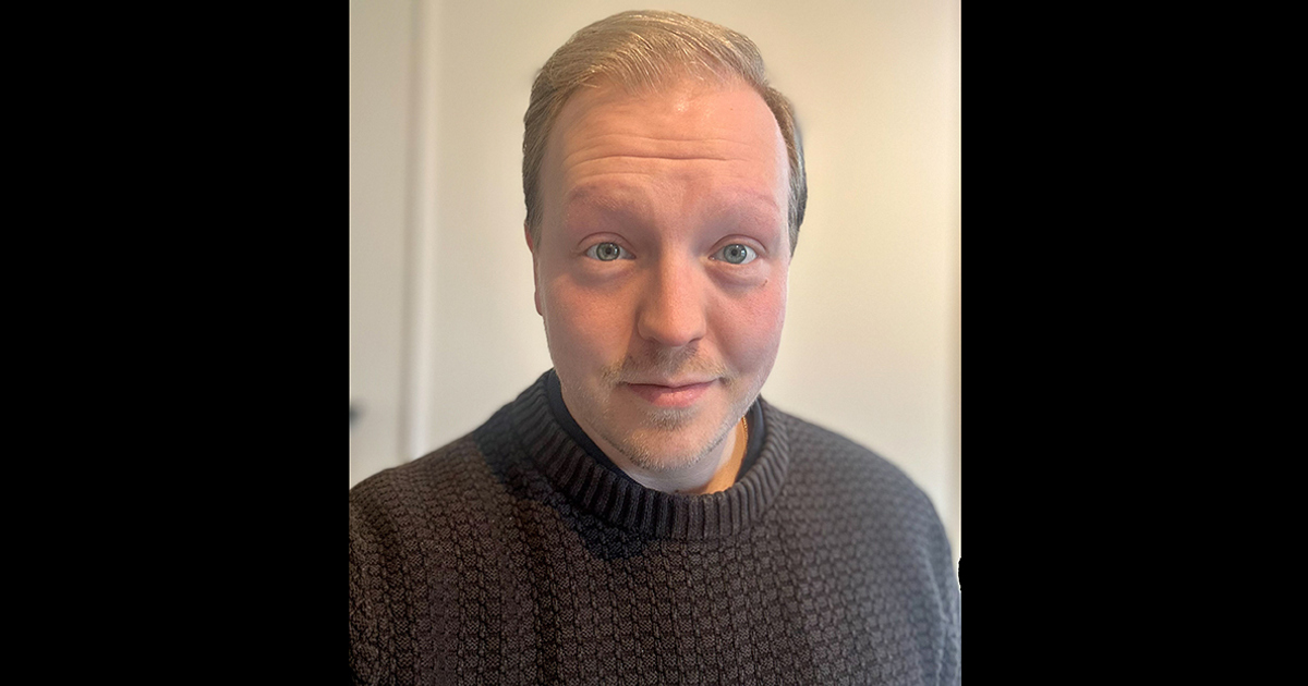 Närbild på man med stickad tröja