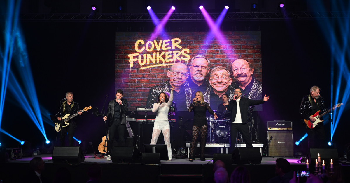 Bandet Cover Funkers står på scen tillsammans med fyra sångare.