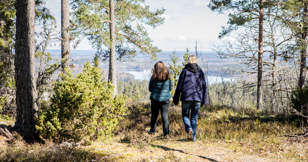 Två kvinnor vandrar