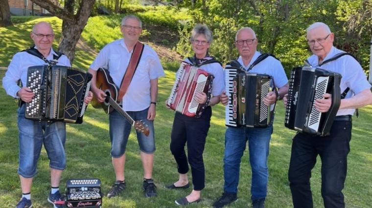 Gårdsmusikanterna, Göran, Roland, Kerstin, Jan-Olof och Lasse.