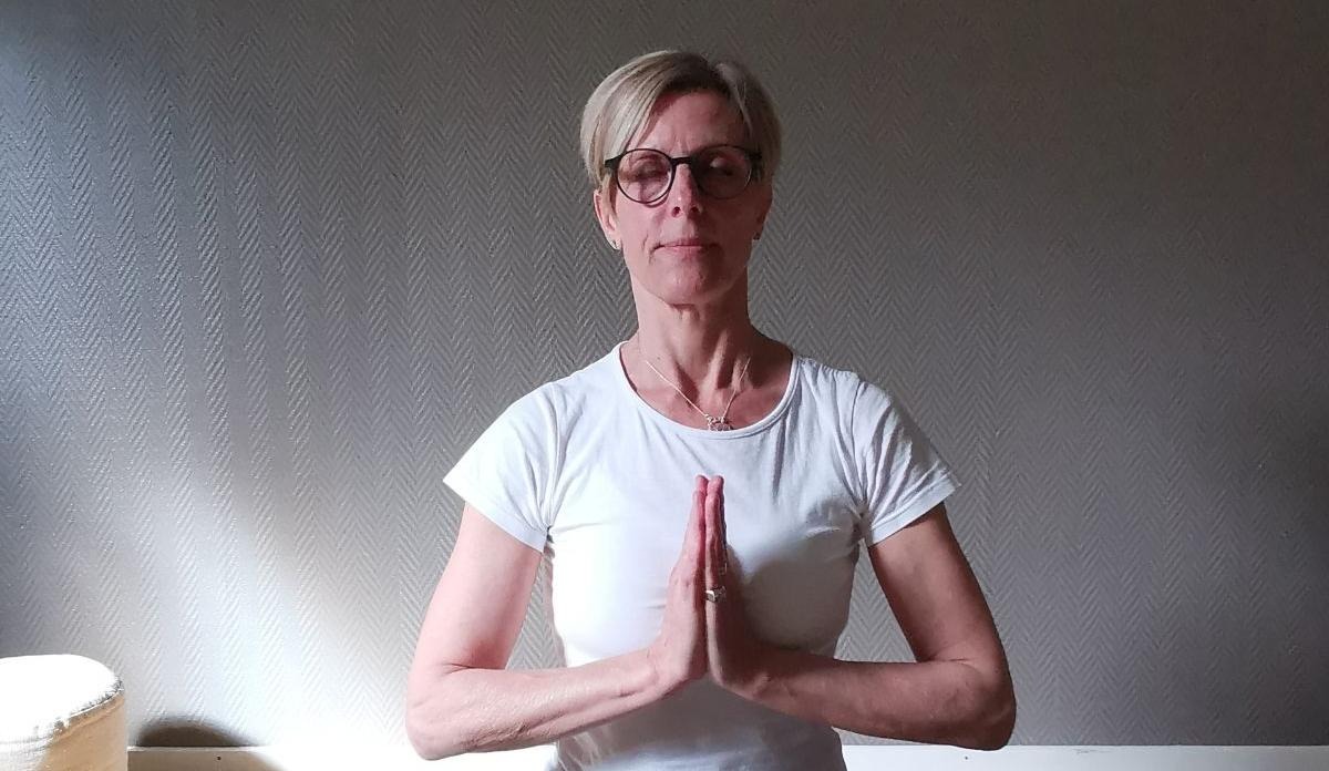 kvinna som utövar yoga