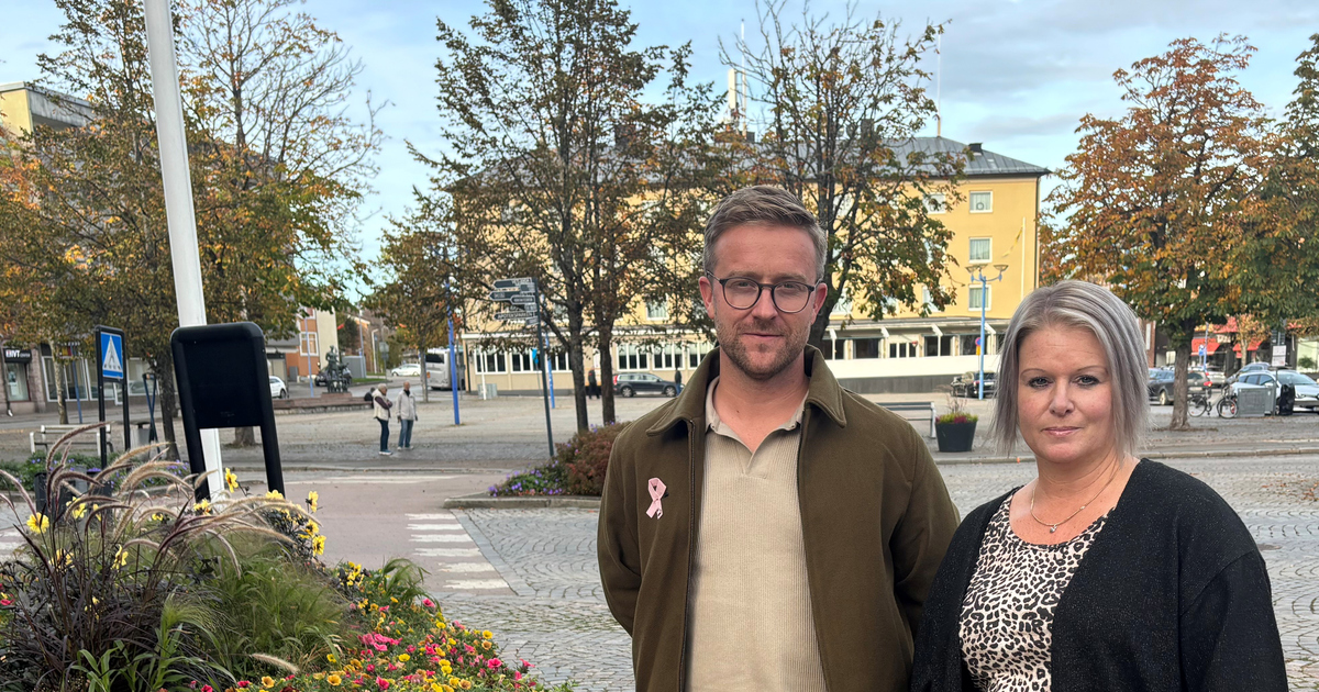 Man och kvinna står i centrummiljö