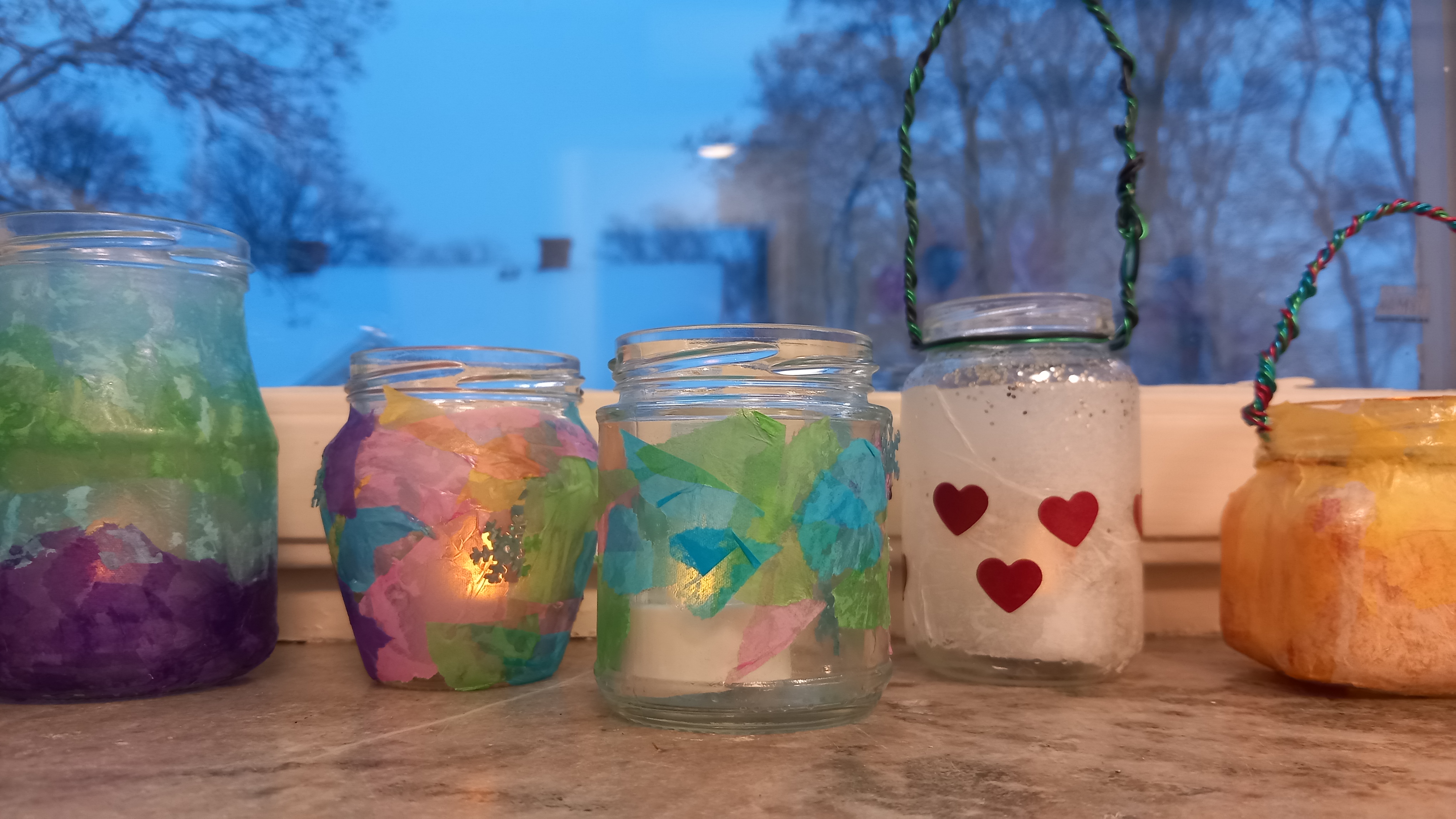 Ljuslyktor i skymning