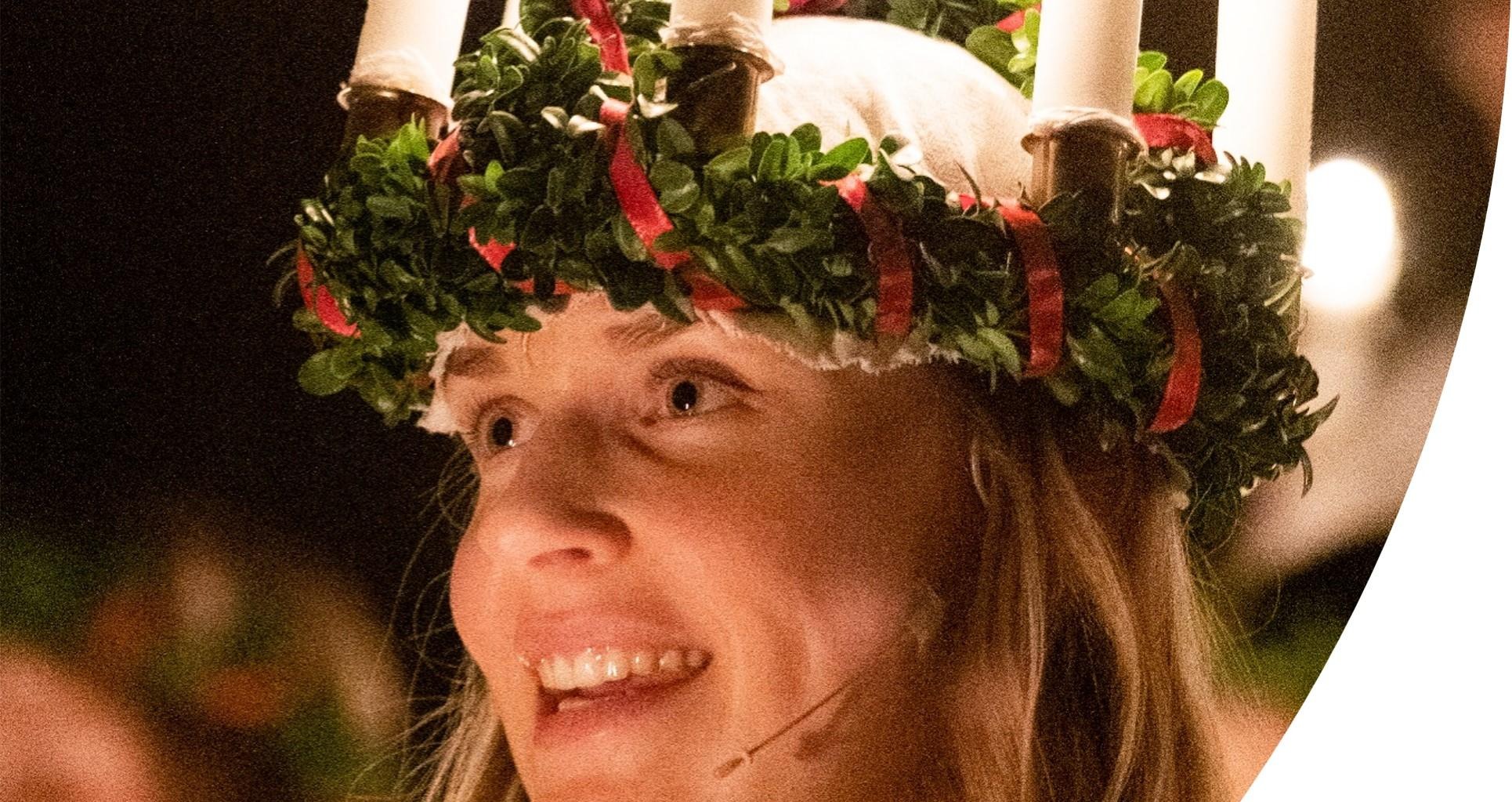 Ansiktsbild Lucia med krona med levande ljus