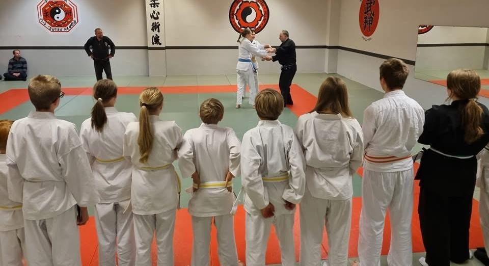 Bild på en övning i jujutsu.