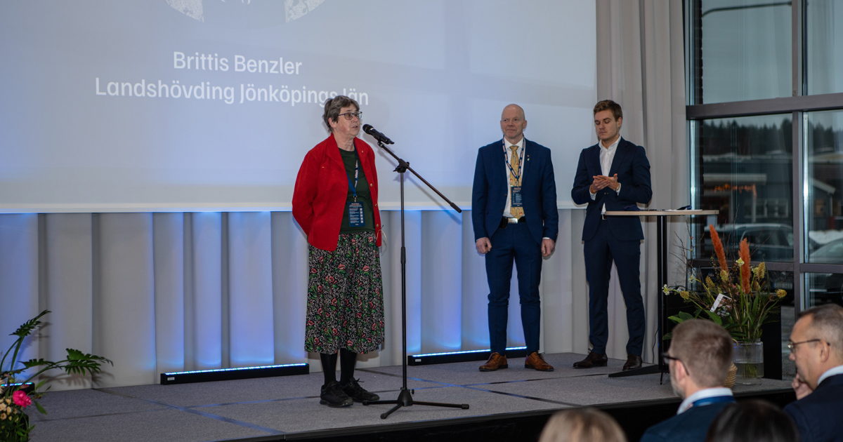 En kvinna håller tal på en scen.