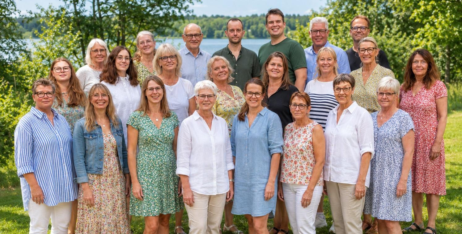 Näsbykören samlad för fotografering ute i gräset en solig försommardag